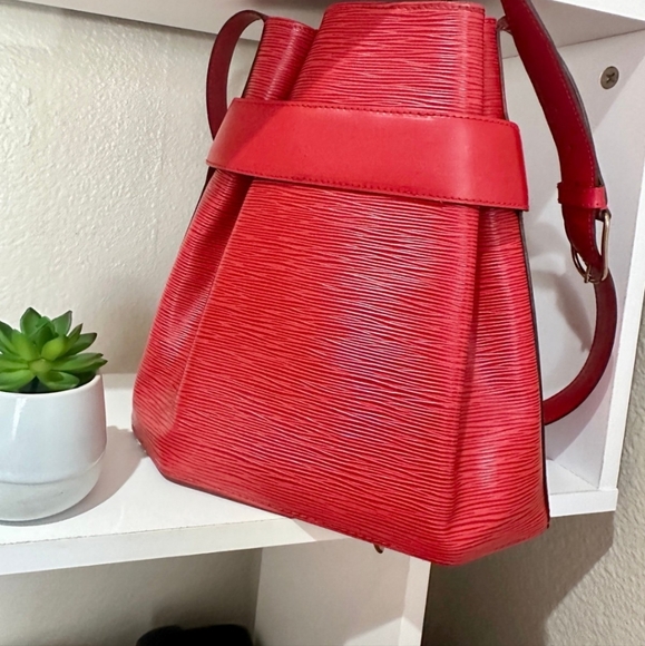 Louis Vuitton Epi Sac D'Epaule Red - Picture 9 of 16